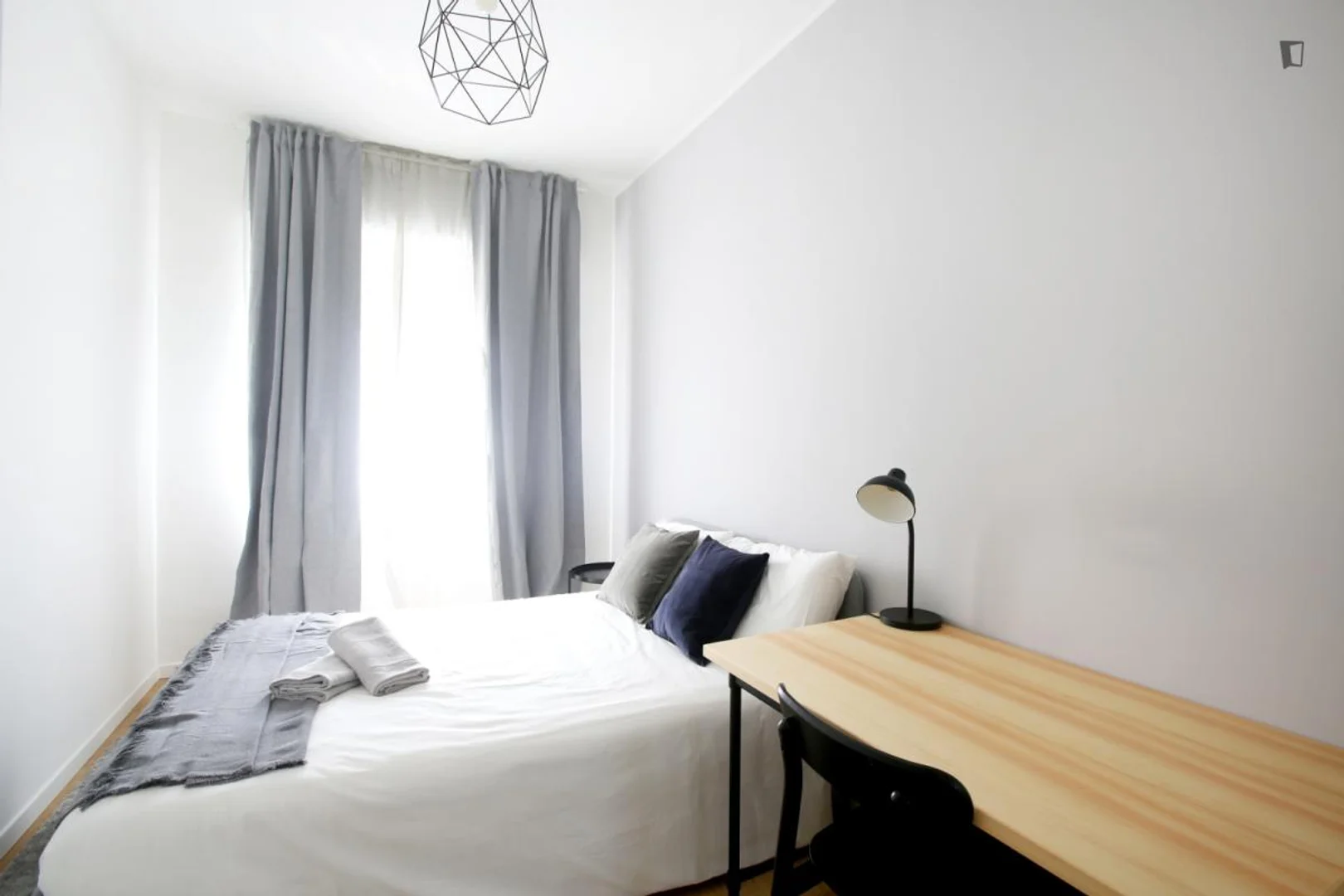 Quarto acessível para estudantes com iluminação ampla em 