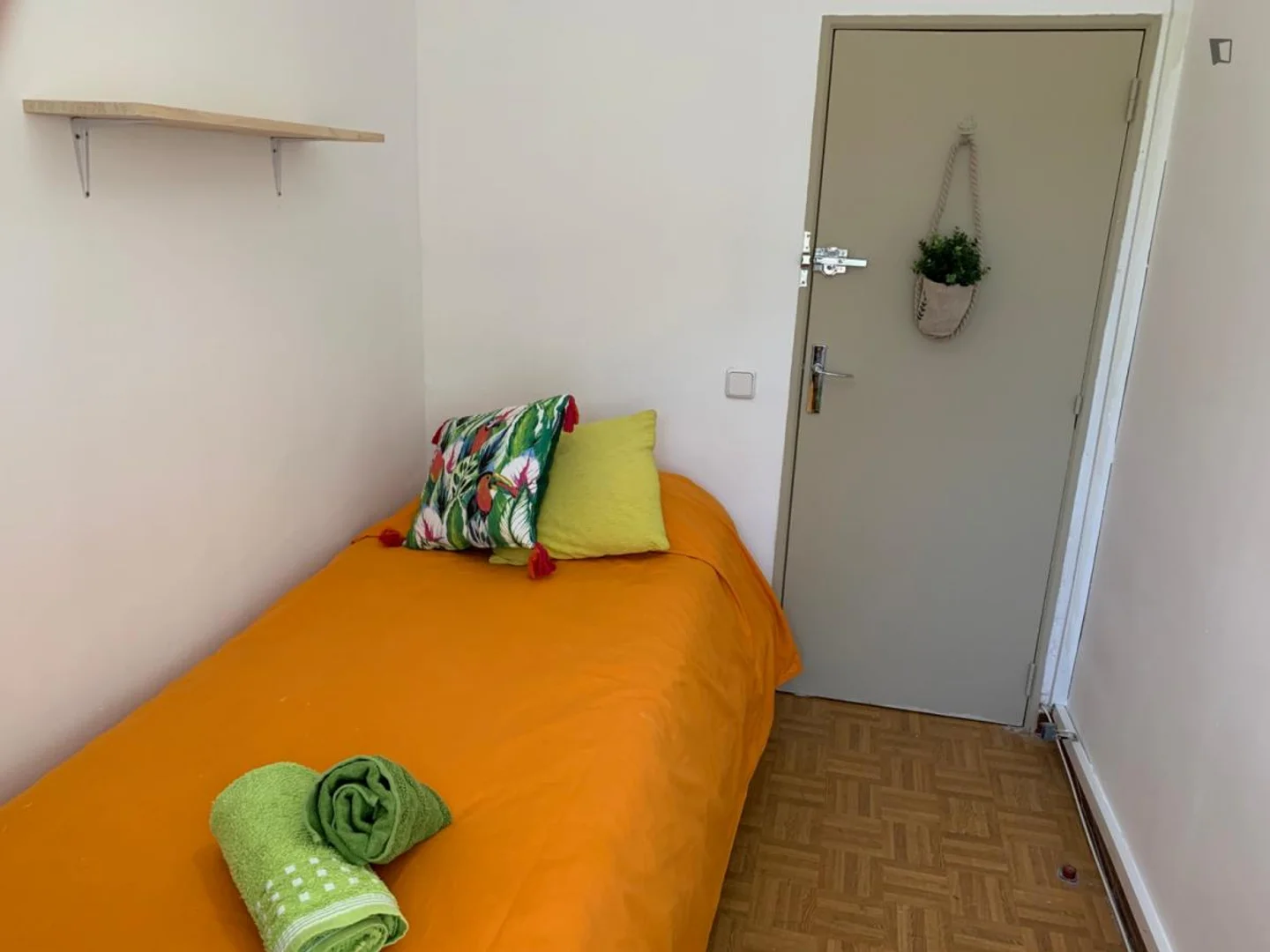 Room for rent in student apartment in , fully furnished