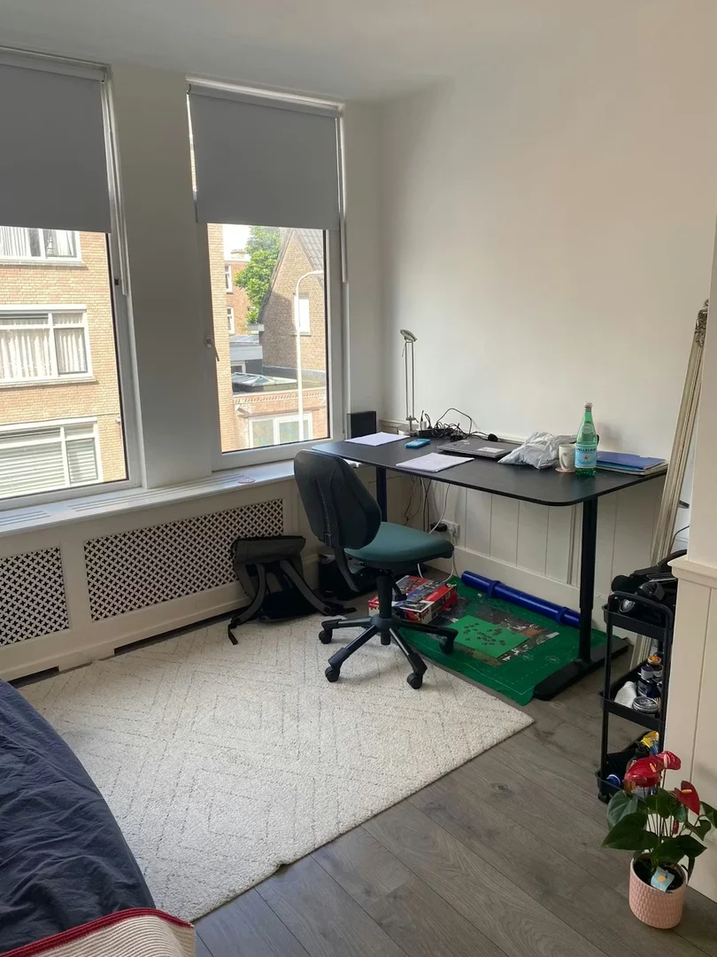 bölgesinde konforlu ve ferah öğrenci odası