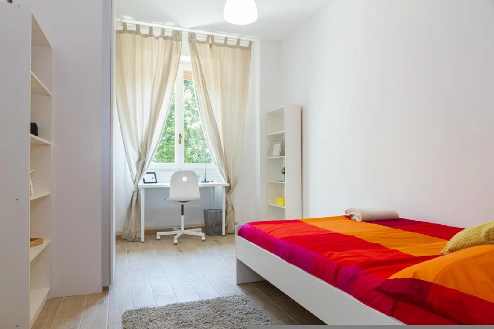 'de modern olanaklara sahip öğrenci dostu oda