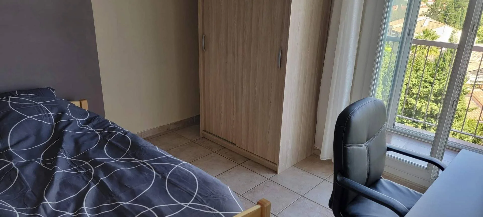 Quarto de estudante em  com área de estudo e instalações partilhadas