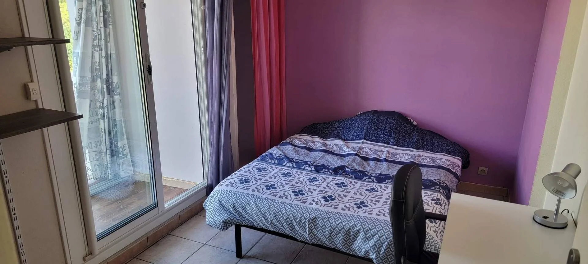 Quarto de estudante confortável e espaçoso em 