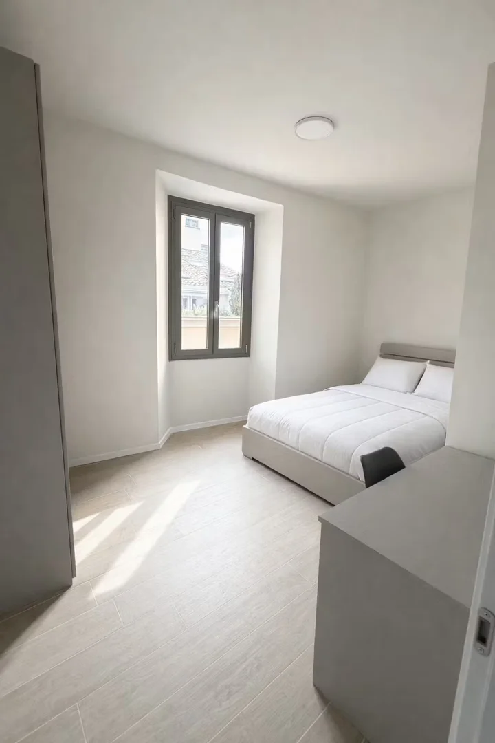Habitación estudiantil luminosa y aireada con fácil acceso a la universidad en 