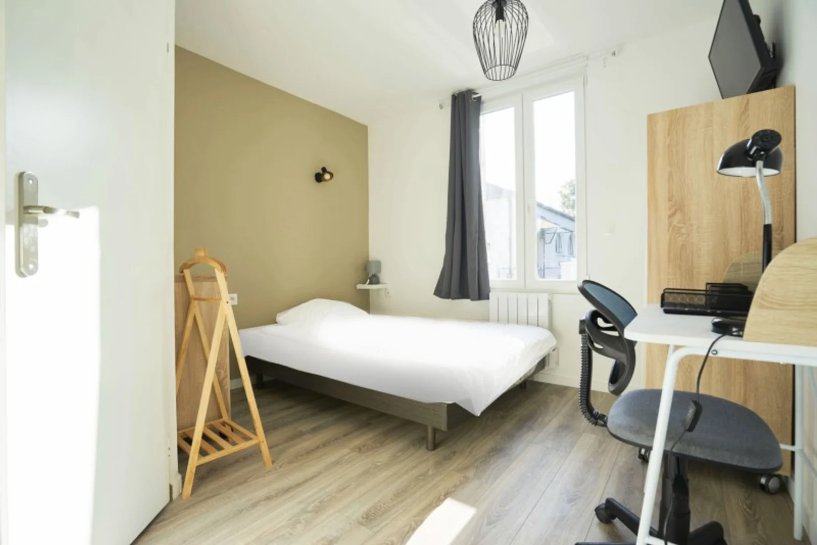 Chambre d'étudiant à avec espace d'étude et installations communes