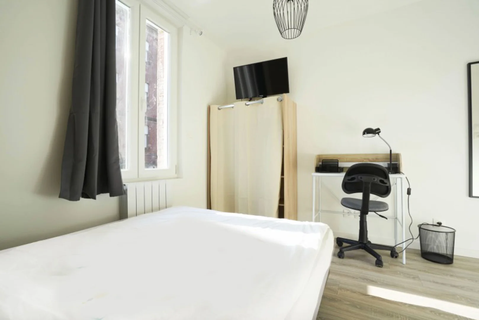 Chambre d'étudiant à avec espace d'étude et installations communes