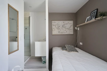 Private room at 20 rue Guillemets, image 21 of 25