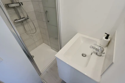 Private room at 20 rue Guillemets, image 23 of 25