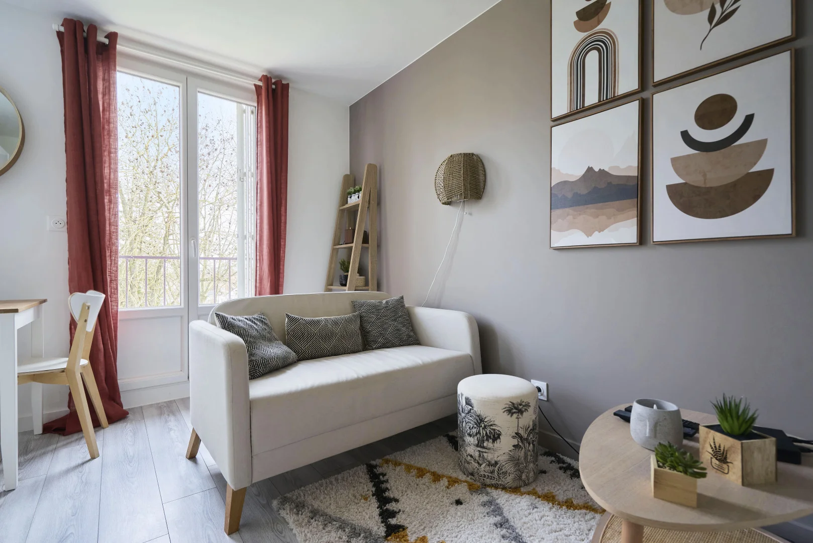 Chambre d'étudiant à  avec espace d'étude et installations communes