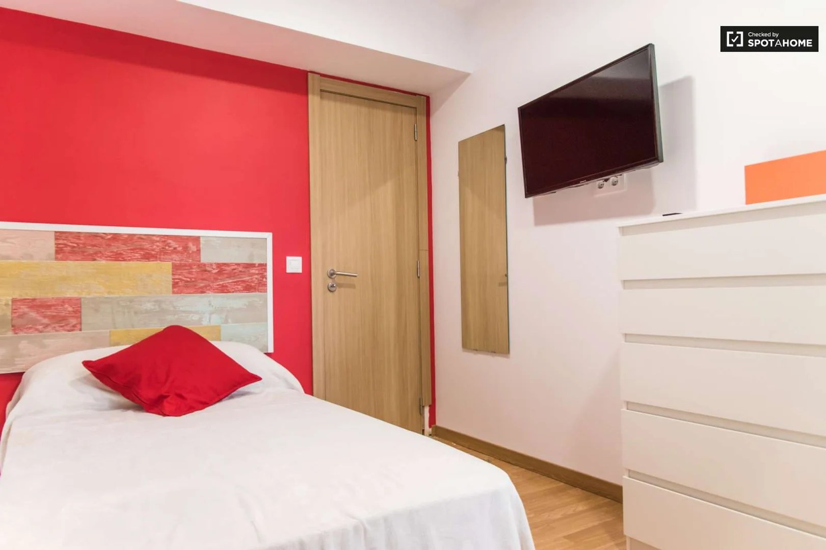 Quarto de estudante em  com área de estudo e instalações partilhadas