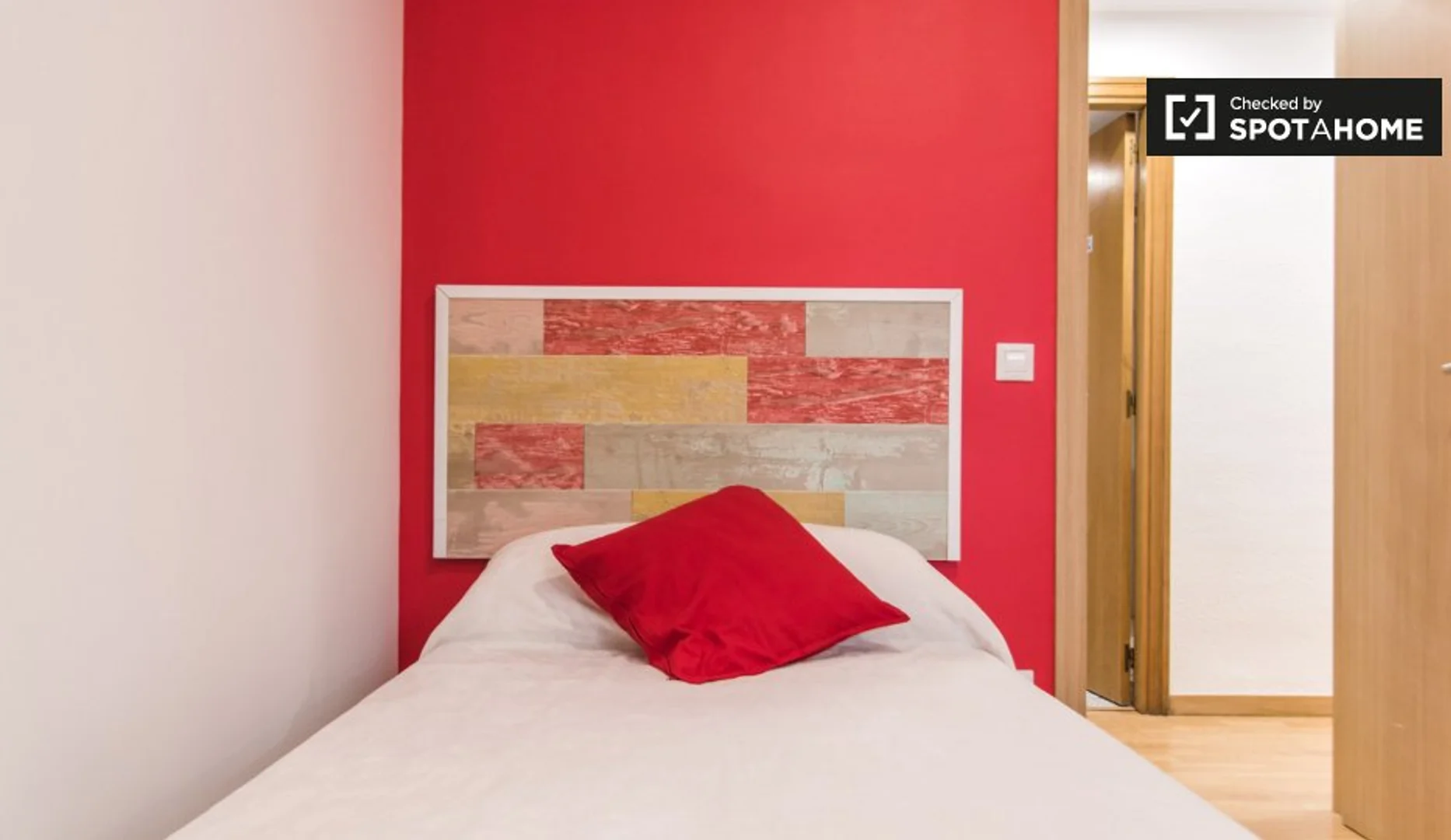 Quarto para alugar em apartamento de estudantes em , totalmente mobilado