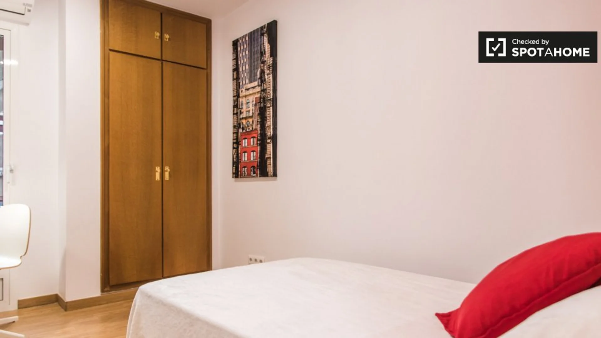 Quarto de estudante em  com área de estudo e instalações partilhadas