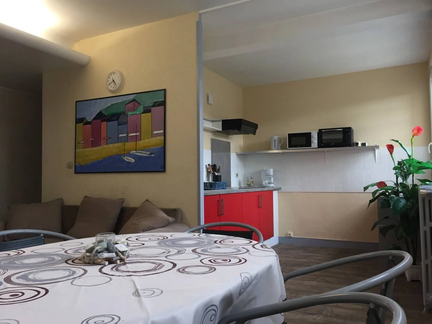 Bright and airy student room with easy university access in 