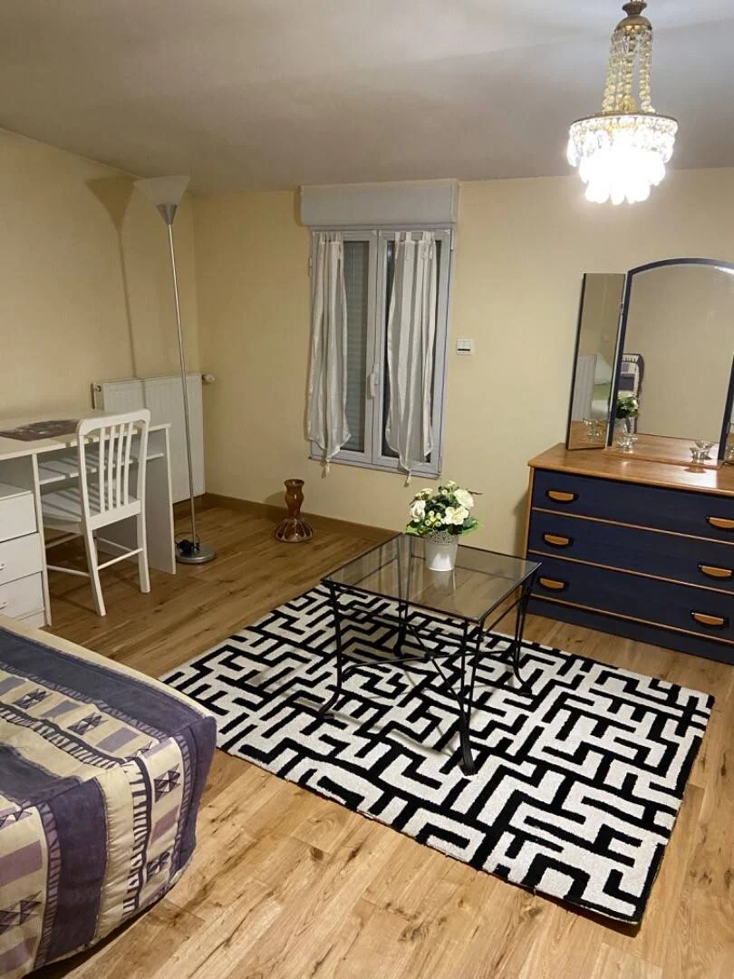 Student-friendly room in  with modern amenities