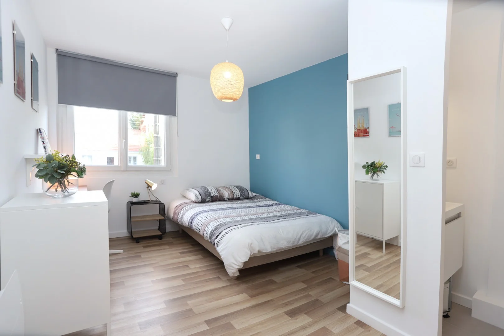 Habitación estudiantil luminosa y aireada con fácil acceso a la universidad en 