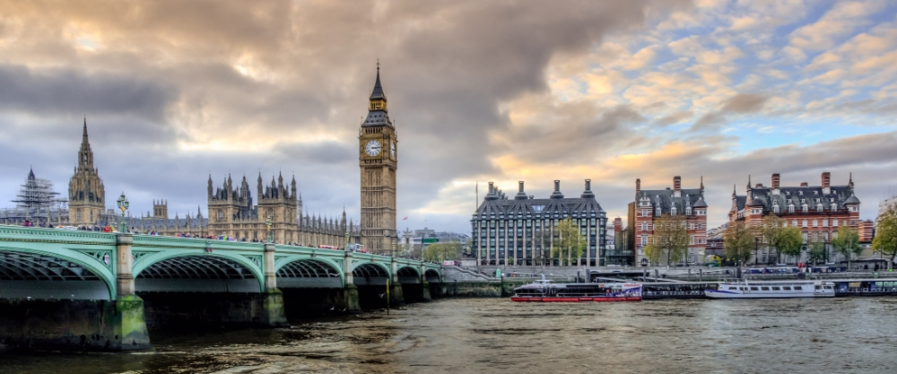 Torre del Reloj Big Ben y el Puente de Westminster, iconos de Londres, una de las mejores ciudades para estudiar en el Reino Unido.