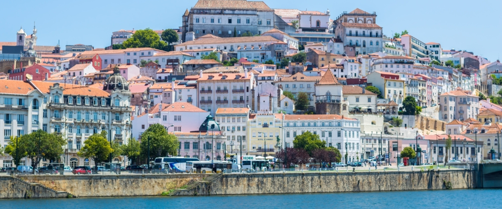 Postal típica de Coimbra, una de las ciudades universitarias más animadas e históricas de Portugal.